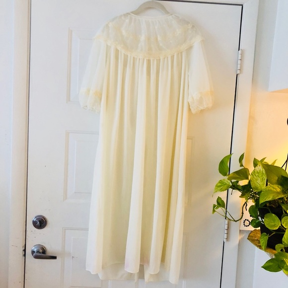 VINTAGE VICTORIAN STYLE CREAM ROBE - Picture 4 of 8